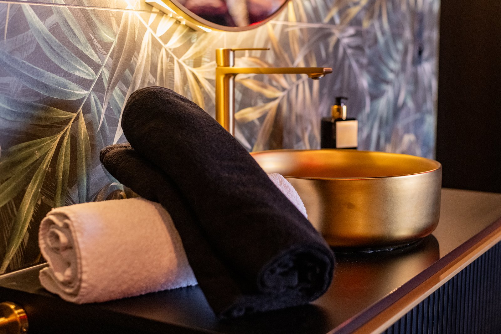 Photo d'une statuette noire et gold